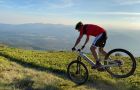Ciclista clavando rueda delantera en el descenso desde pico Ocejón