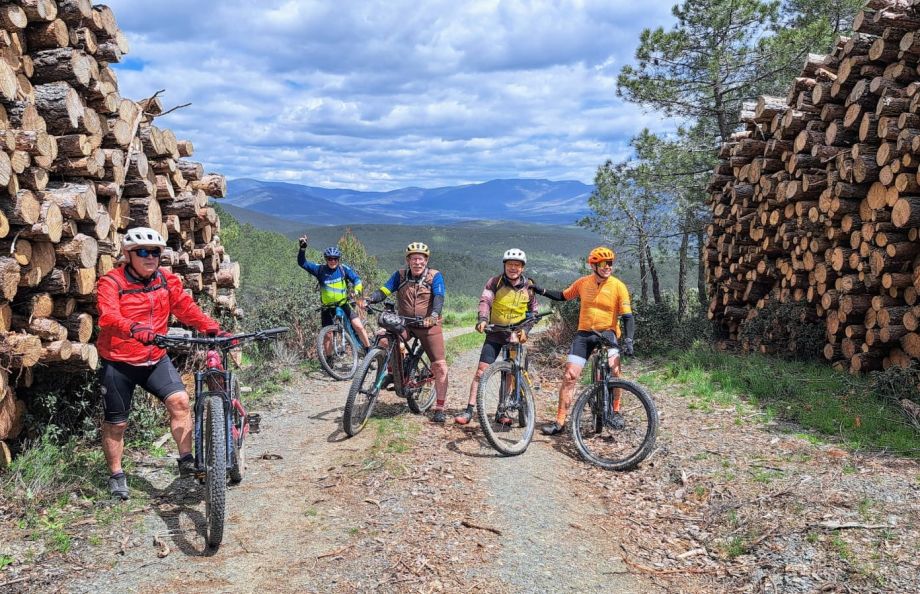 Grupo de ciclistas de montaña subiendo al pico cabezas
