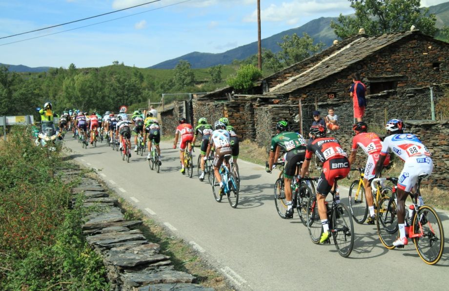 La vuelta ciclista a España cruzó los pueblos de la arquitectura negra en 2015 hacia el puerto de la Quesera