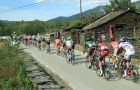 La vuelta ciclista a España cruzó los pueblos de la arquitectura negra en 2015 hacia el puerto de la Quesera