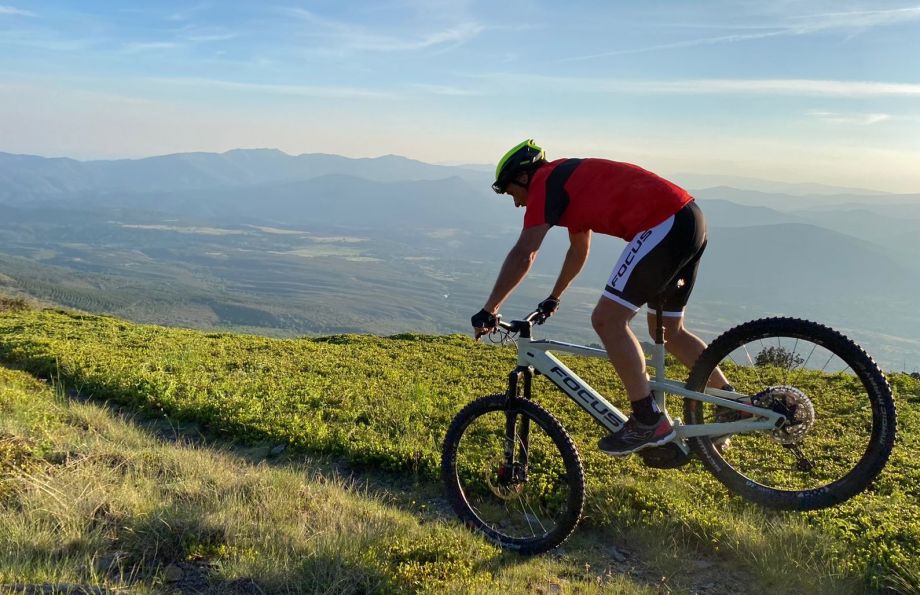Ciclista clavando rueda delantera en el descenso desde pico Ocejón