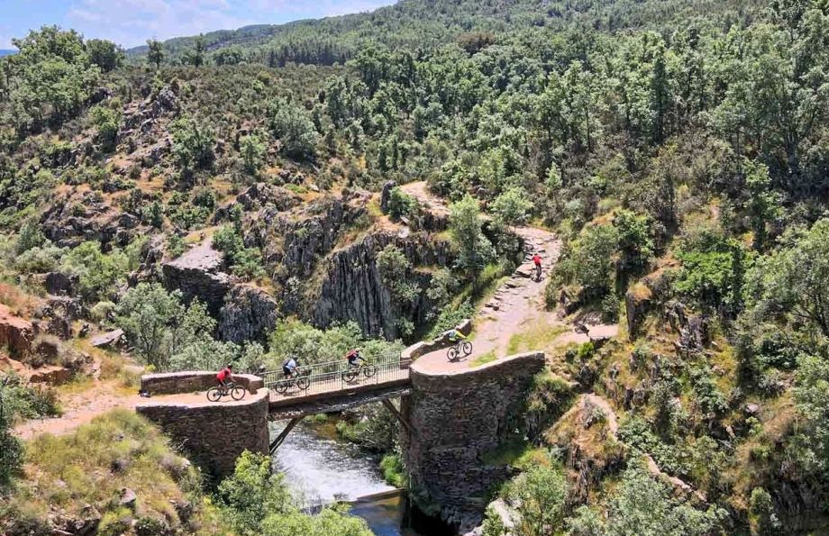 Grupo de ciclistas atraviesan el puente de los trillos en dirección a Matallana