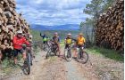 Grupo de ciclistas de montaña subiendo al pico cabezas