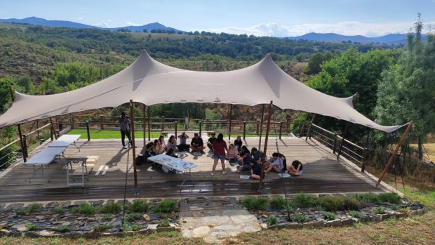 Los alumnos escuchan una charla sobre el Parque Natural bajo la jaima de la casa rural El Roble Hueco